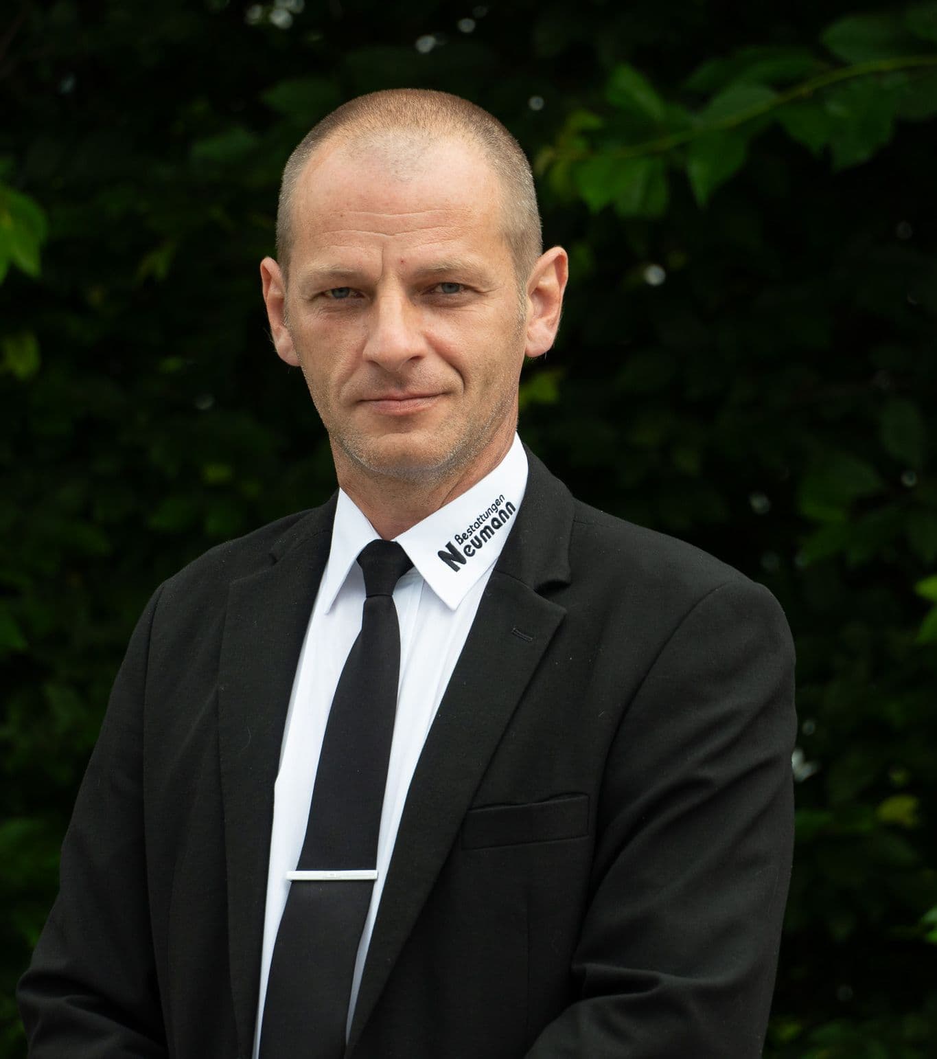 Mann in schwarzer Weste