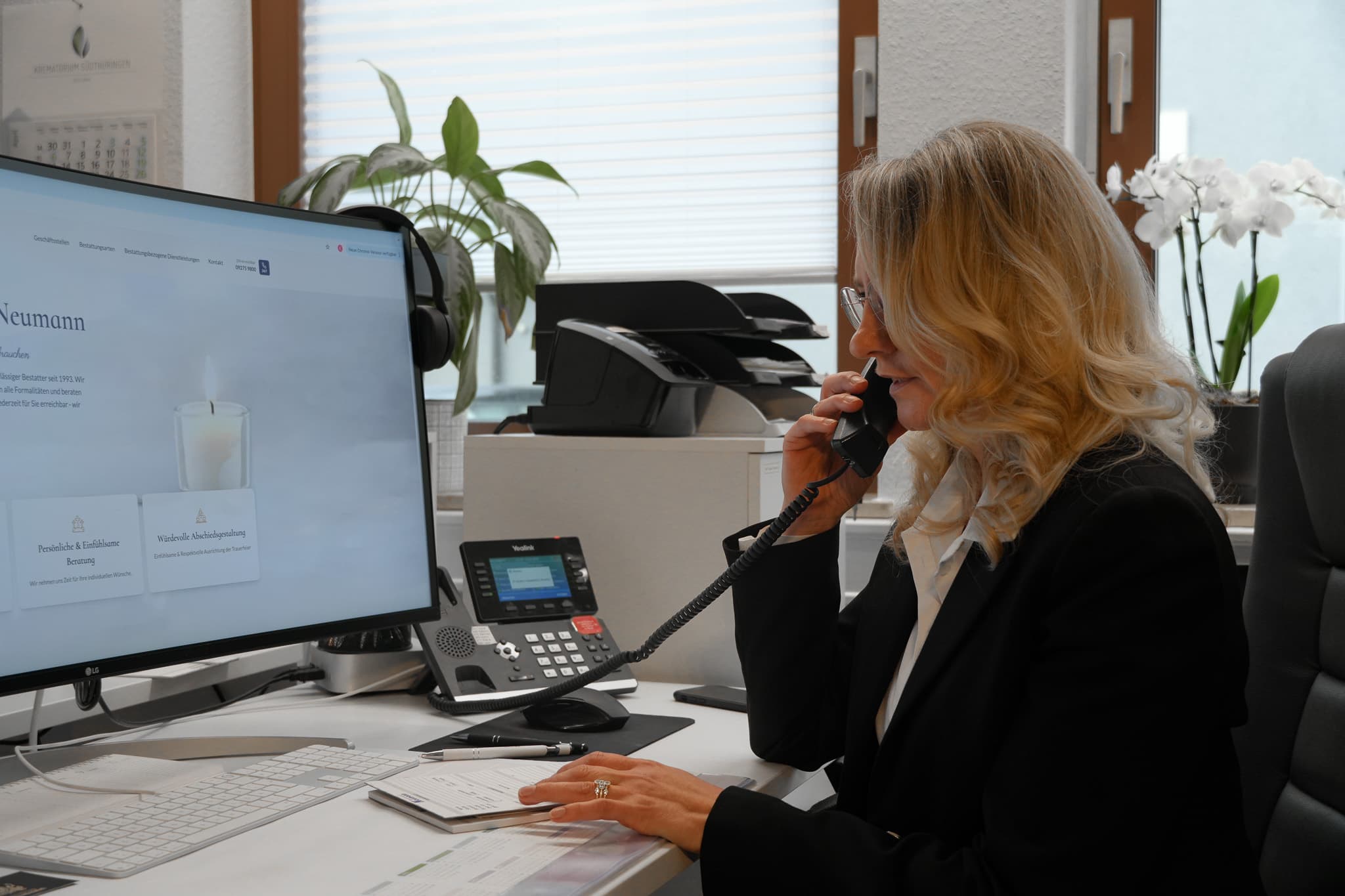 Frau bei Bestattungen Neumann telefoniert