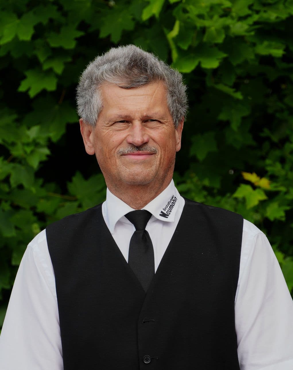 Mann in schwarzer Weste