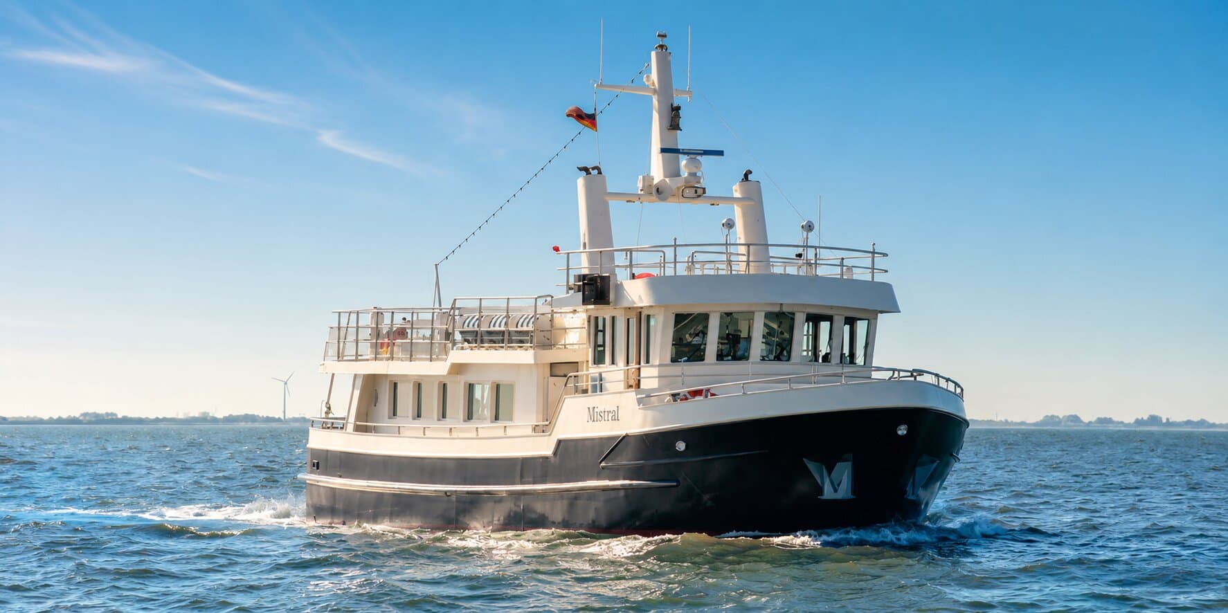 Motoryacht Mistral fährt auf ruhiger See