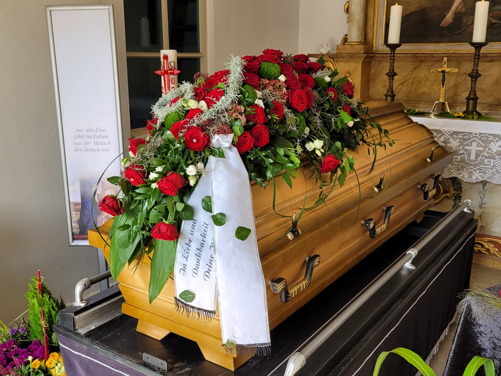 Sarg mit Blumen