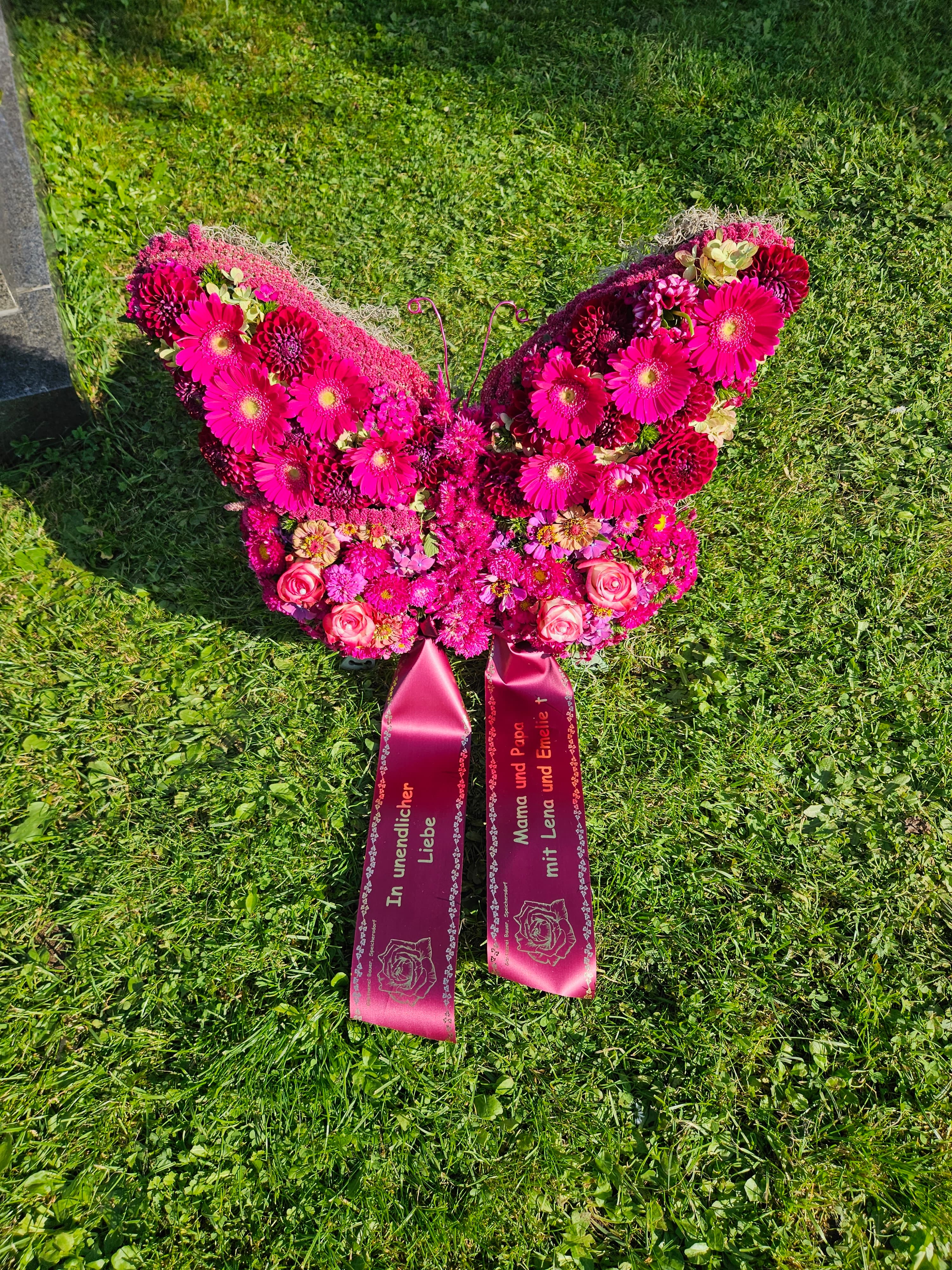 Blumenherzgesteck in Schmetterlingsform