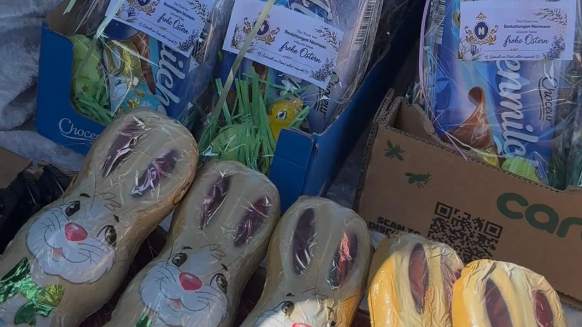 Schokoladenhasen und Ostergeschenke in Nahaufnahme