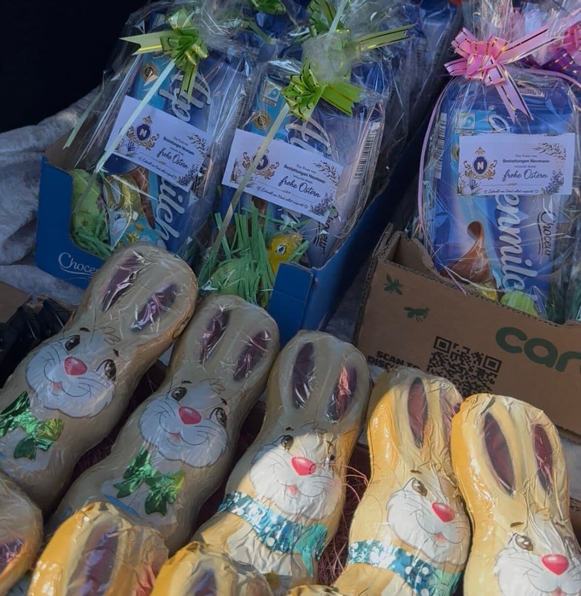 Schokoladenhasen und Ostergeschenke in Nahaufnahme
