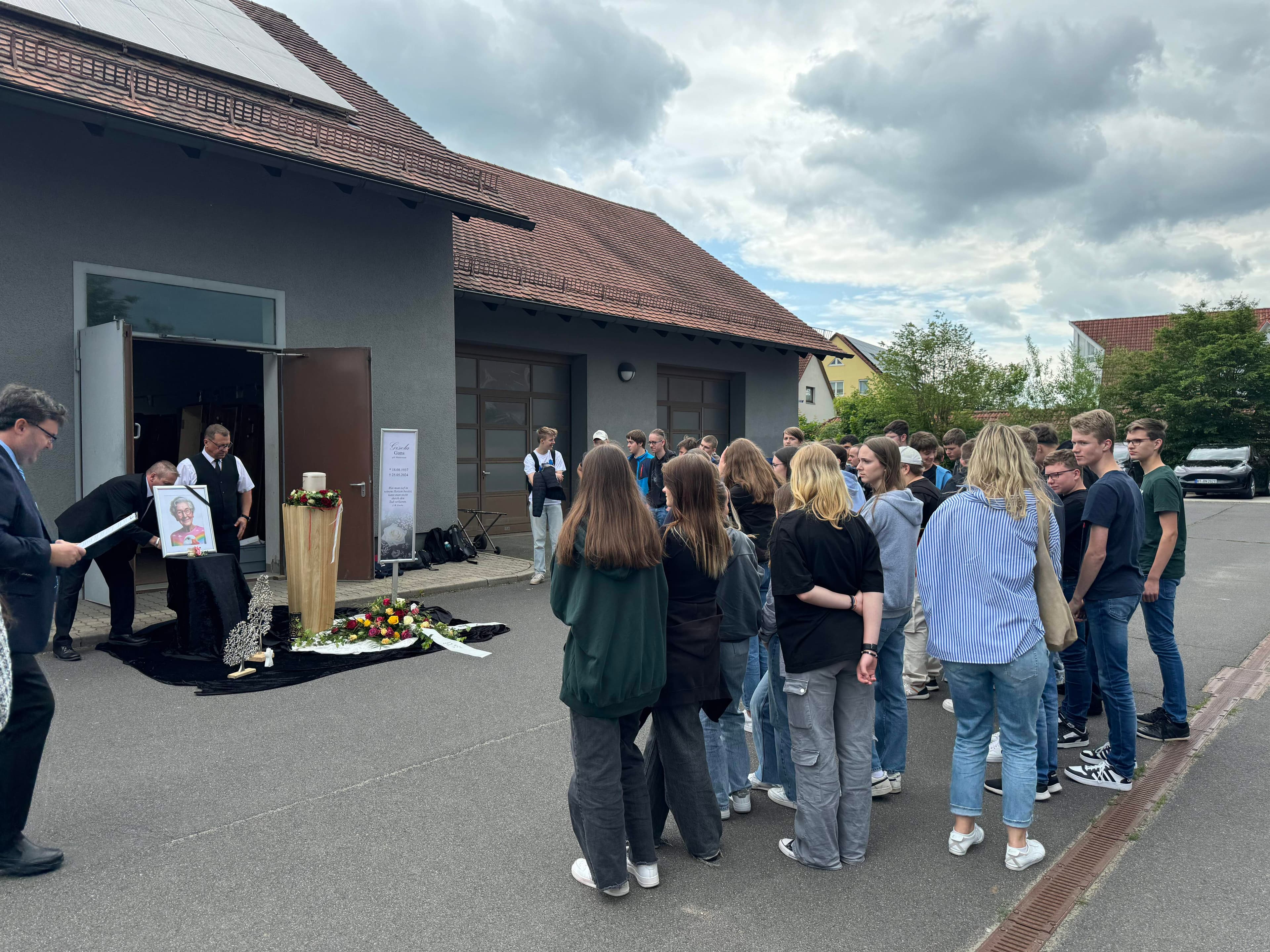 Trauerfeier im Freien mit Porträtfoto und Blumengesteck